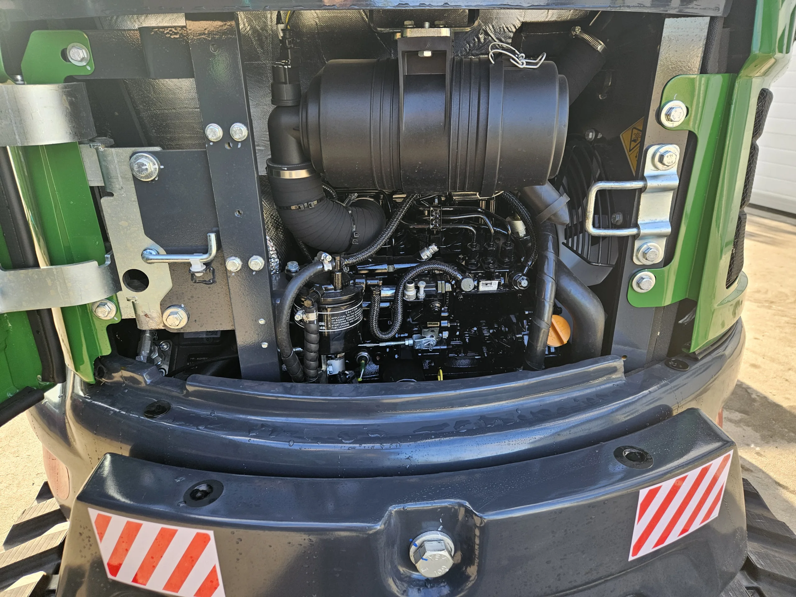 Motorraum plus Zusatzgewicht Minibagger F27