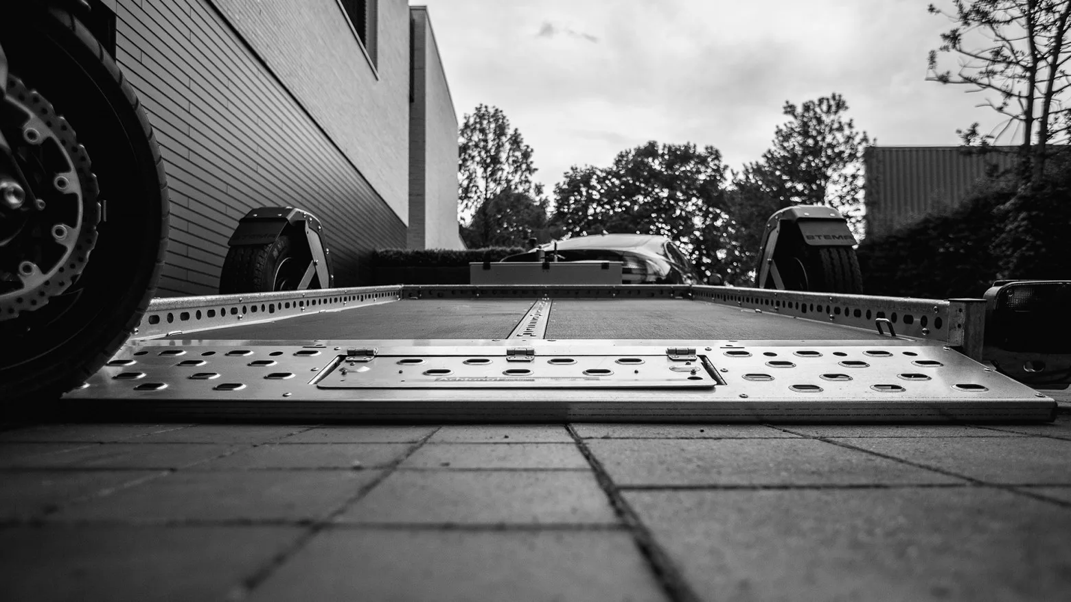 STEMA Motorradtransporter WOM XT 1.300 kg, 251 x 153 cm. gebremst